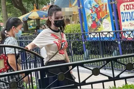 张萌带3岁女儿现身迪士尼，女儿术后恢复良好，保姆全程小心看护图片