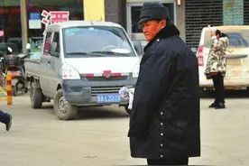 65岁大伯含泪自述：“儿媳妇嫌弃我在家闲着，介绍我去当保安”图片