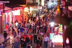 美国疫情告急，人们却去参加情侣狂欢节，光身化妆舞会上放飞自己图片