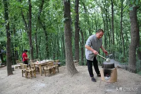 陕西周至75后大厨返乡创业，橡树林里做吊罐鸡，传承家乡千年美味图片