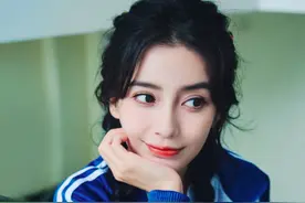 baby蓝白校服造型曝光！扎辫子美回颜值巅峰，怼脸拍照样绝美容颜图片