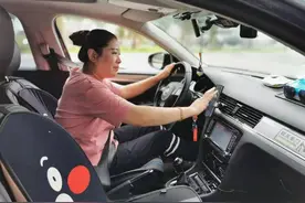 80后单亲妈妈开网约车，尝尽方向盘上的酸甜苦辣图片