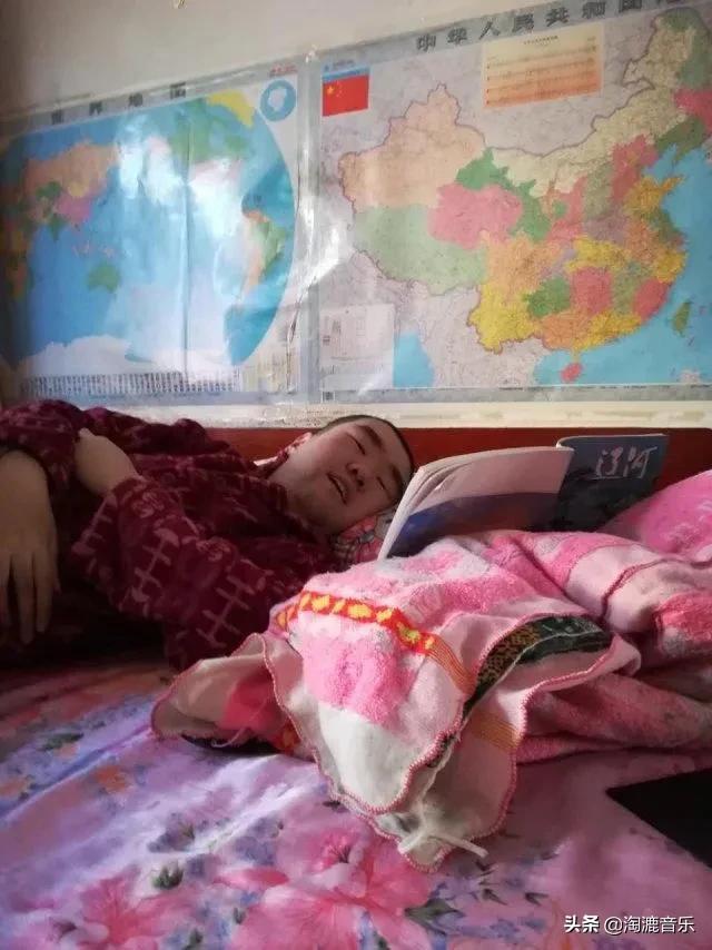他是乐坛最特别的作词人，只有两根手指能动，却让20万人都哭了