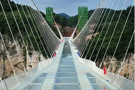 印度人看见中国景区的玻璃桥，质疑说：踩一下就碎还有人敢走？图片