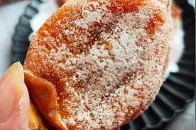 吃柿饼时，别急着吃，先看白霜是不是果霜，才决定要不要洗后再吃图片