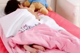 宝宝睡觉满床打滚，是向家长释放什么信号？家长需要全面了解图片