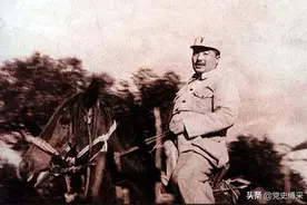 周恩来审阅南昌起义领导人排名时，将贺龙的名字排在了朱德之前图片