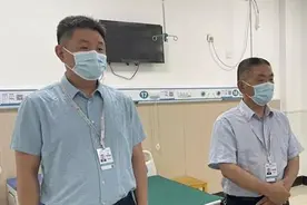 濮阳市第五人民医院党委书记崔建国精心指导输液反应应急预案演练图片