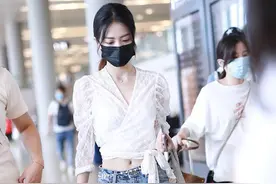 被徐璐的“巴掌腰”惊艳到，连牛仔裤都塞不满，配露脐装又甜又欲图片
