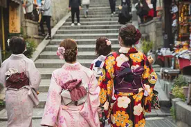 你知道日本和服后面的枕头是做什么用的吗？奥秘在这里图片