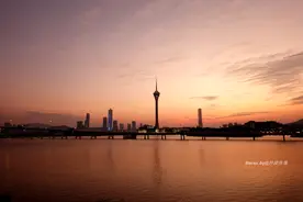 从233米高空一跃而下，在澳门挑战世界最高蹦极图片