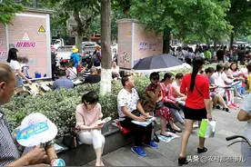 高考 ▏去年的襄阳三中高考好热闹，今年三字一少了横突显清冷图片