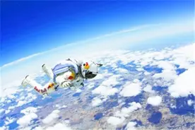 那个从臭氧层一跃而下，从3.9万米太空跳回地球的人，如今怎样？图片