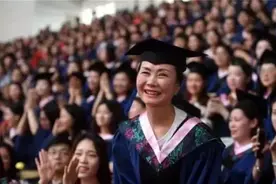 陪女儿考研，自己却先考上！56岁的她又将出国读博士，原本只有高中学历！图片