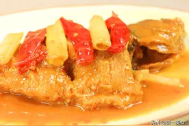 饭店的红烧鲈鱼为啥好吃？原来烹饪有技巧，厨师长分享详细做法图片