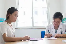 谈一谈：女性内裤上有黄色的分泌物，怎么回事？和妇科病有关吗？图片