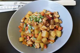 简单易学的土豆鸡肉盖饭，香嫩多汁浓郁可口，吃一口就停不下来图片