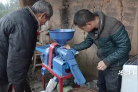 王四和老爸用新打米机打米，两父子研究半天才弄懂，你会操作不视频封面