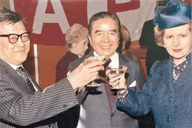 1984年包玉刚回乡看《包氏家谱》得知：他是包拯的29代嫡孙图片