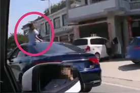危险！小孩钻出天窗玩耍，半个身子在车外，家长这样解释……图片