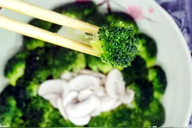 西蓝花牢记不要焯水，多加这一步，脆嫩又好吃，营养不流失图片