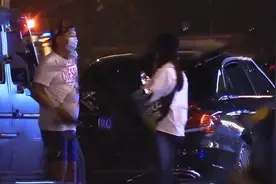 陈羽凡被疑情变，当街狂甩女友手两次，表情不耐女方贴上来也不理图片