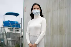 华裔母女遭白人辱骂，加拿大警方：白人不是当地人，所以管不了图片