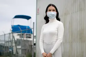 华裔母女遭白人辱骂，加拿大警方：白人不是当地人，所以管不了图片