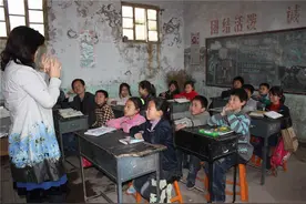 81年，内蒙女老师给学生花20元买了双鞋，26年后，学生送她1套房图片