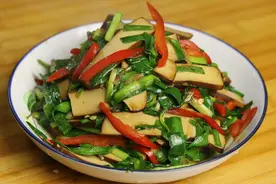 炒韭菜时，掌握好这个窍门，韭菜不老不出水，鲜香又下饭图片