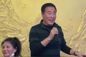 63岁杨立新酒局高歌，满脸通红身材发福，异性缘颇佳演唱获好评图片