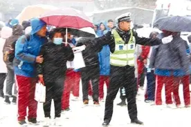 致敬！风雪中有他们的坚守图片