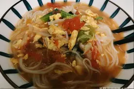 寒冷的冬日里，早餐来一碗香喷喷的热汤面，汤鲜味美，暖胃又暖心图片