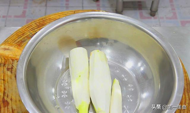 第一美食：两根茭白，一块炒肉，厨师长教你地道的家常做法