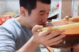 网红吃播到底有多假？龙虾是塑料的，辣椒油是果汁，别再被忽悠了图片