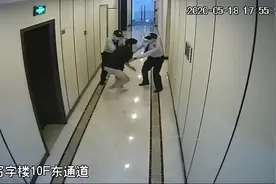 太龌龊！一篮球私教在女厕所偷拍，两个保安都拉不住……图片