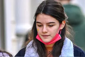 阿汤哥15岁女儿穿帆布鞋打扮素朴，鼻子酷似爸爸，颜值始终在线图片