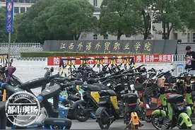 南昌一高校门口，密密麻麻全是共享电单车！机动车被迫逆行图片