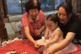 女儿百日宴“抓周”，一下抓起“饱腹之物”，妈妈脸红：没脸看了图片