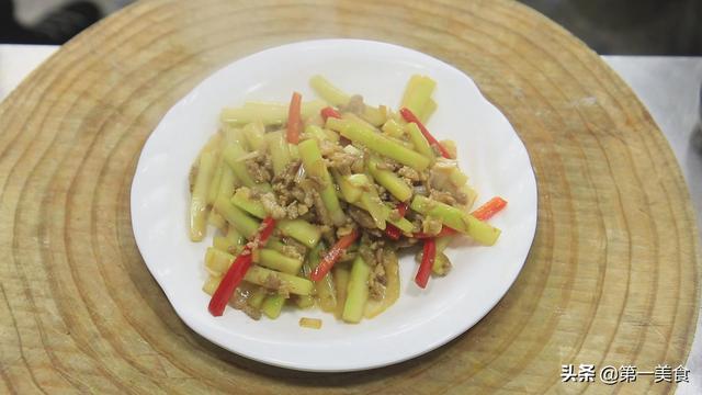 炒瓠子时佐料别乱放，按照大厨演示做，鲜嫩味美，出锅满屋飘香