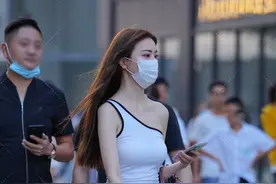 夏天如何把牛仔裤穿出新意？试试蓝白配色，清爽干净又凉快图片