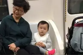 奶奶带娃坐地铁，坐姿端正有气派，身边的孙子学到了“精髓”图片