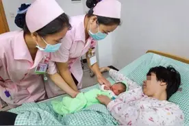 儿子出生后，粗心宝爸发朋友圈报喜，宝妈：等麻药退了就下床揍你图片