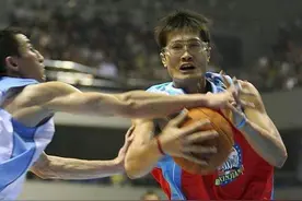 广东宏远四冠王的功臣！退役后当交警，漂亮娇妻曾是CBA篮球宝贝图片