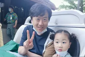 高清-崔哲瀚陪儿女打卡游乐园 童心未泯坐旋转木马图片