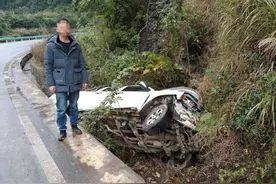 贵州一驾驶员刚处理完交通事故，出门又翻车了……图片
