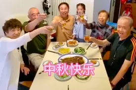 63岁冯巩陪哥嫂过中秋，亲自下厨饭菜朴素，外孙女长相似复制粘贴图片