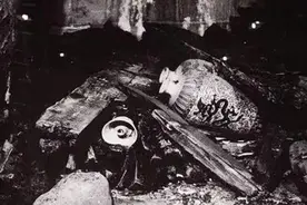 1956年，郭沫若挖明定陵，农民工疯抢瑰宝，万历帝和皇后尸骨被焚图片