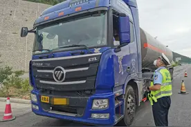 “险”上加“速”=快进生命图片