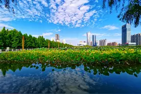 李亚调研节日保供、安全和疫情防控等工作，看望慰问春节期间坚守岗位的干部职工图片